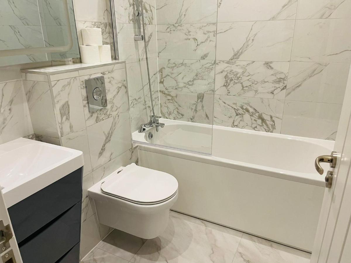 Salt Hill Windsor Legoland Eton Heathrow Luxury 2 Bed 1 Bath Free Parking Leilighet Slough Eksteriør bilde